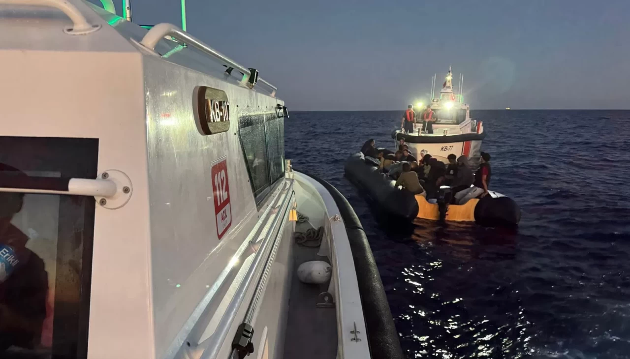 İzmir açıklarında 89 göçmen yakalandı