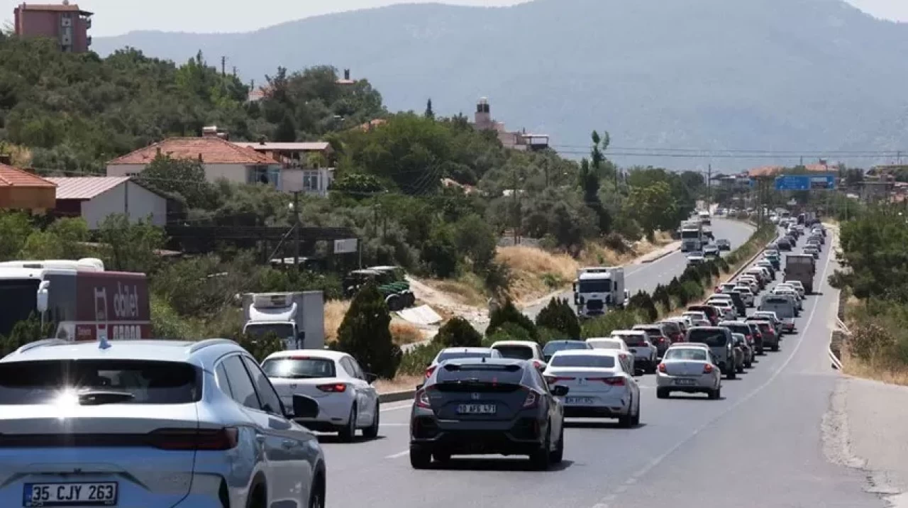 60 kilometrelik araç kuyruğu! Bir ucu Aydın, diğer ucu Muğla'da