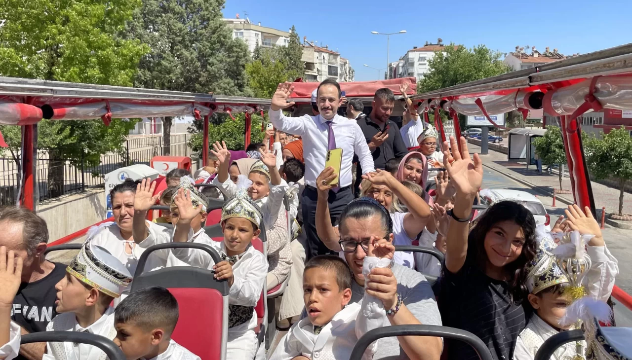 Kültür ve Turizm Bakanlığı'na bağlı Vakıflar Bölge Müdürlüğü 52 çocuğa toplu sünnet şöleni yaptı