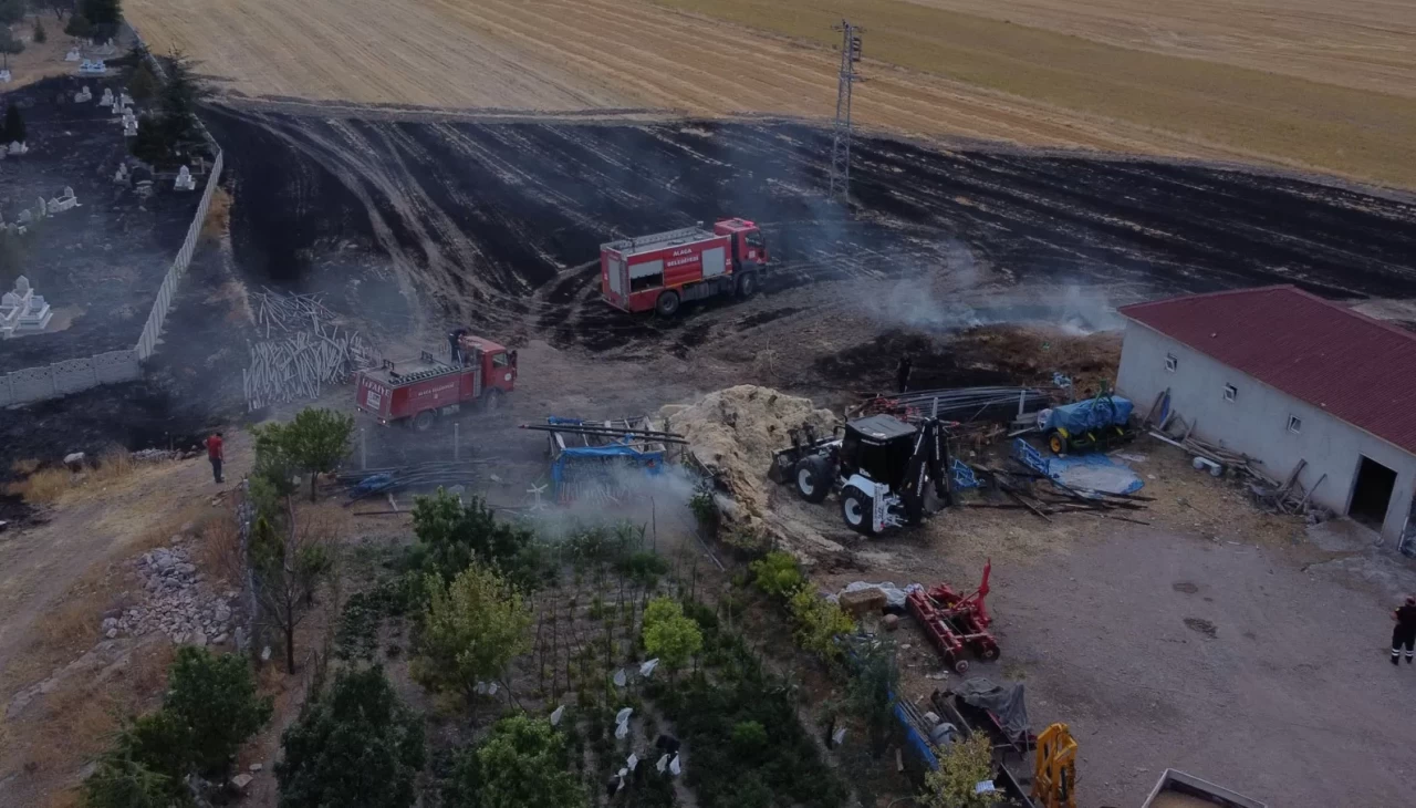 Çorum’da elektrik direğinden çıkan kıvılcım yangına sebep oldu
