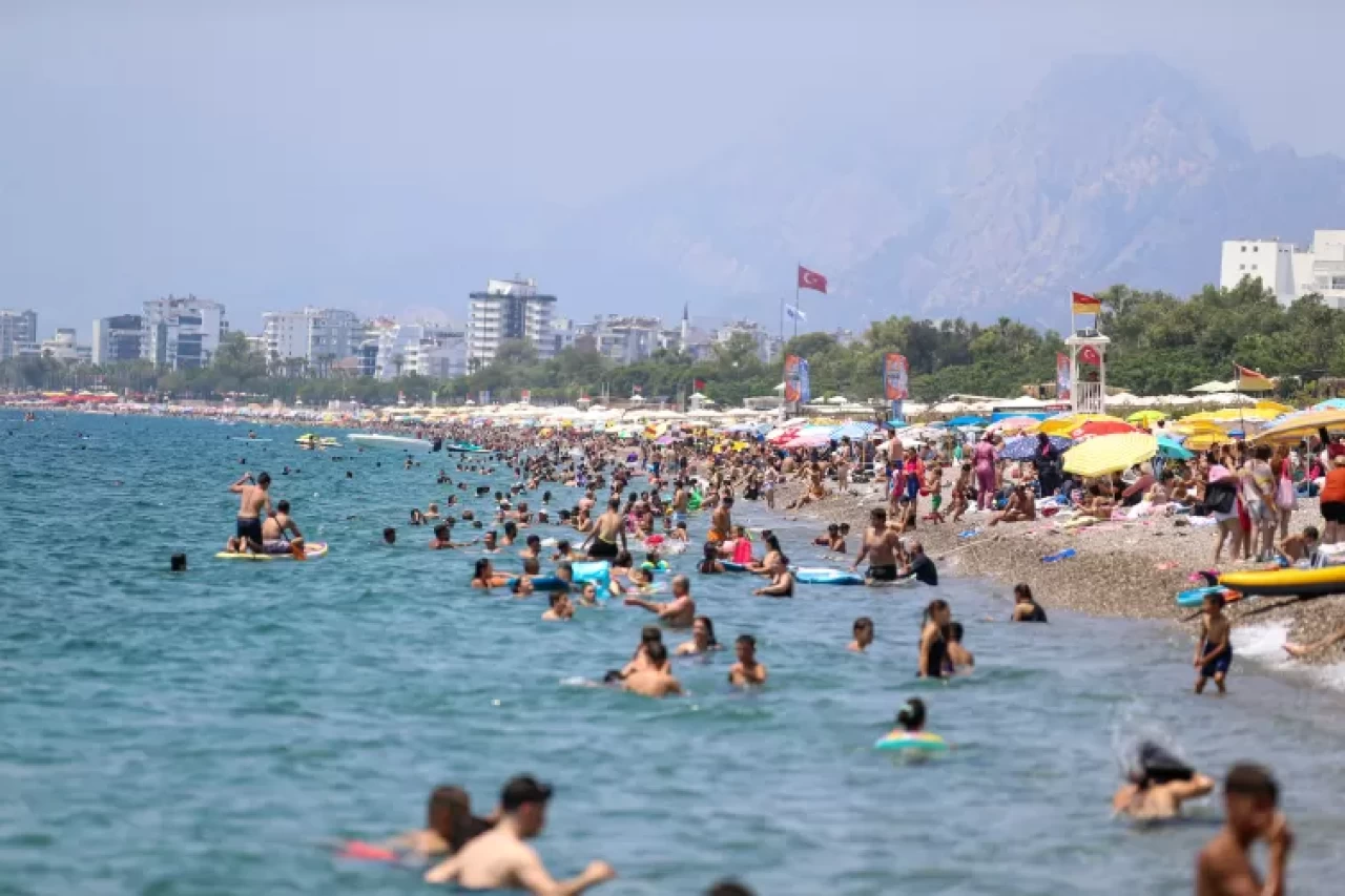 Antalya’da nefes almak zorlaştı! Bunaltıcı nem sahillere akın ettirdi