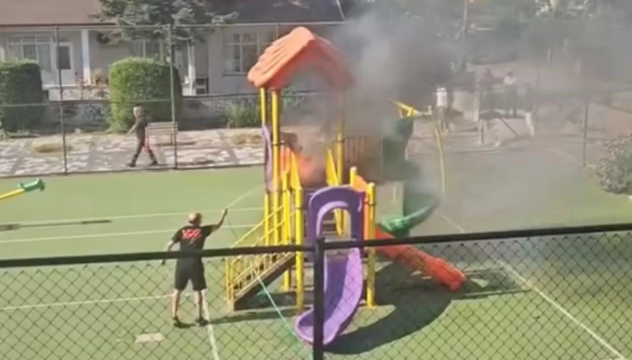 Çocuk parkında korkutan yangın: Hemen boşaltıldı