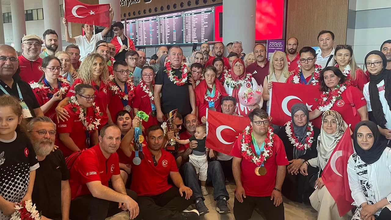 Avrupa Down Sendrom Şampiyonası’nda 58 madalya kazanan milli sporcular yurda döndü