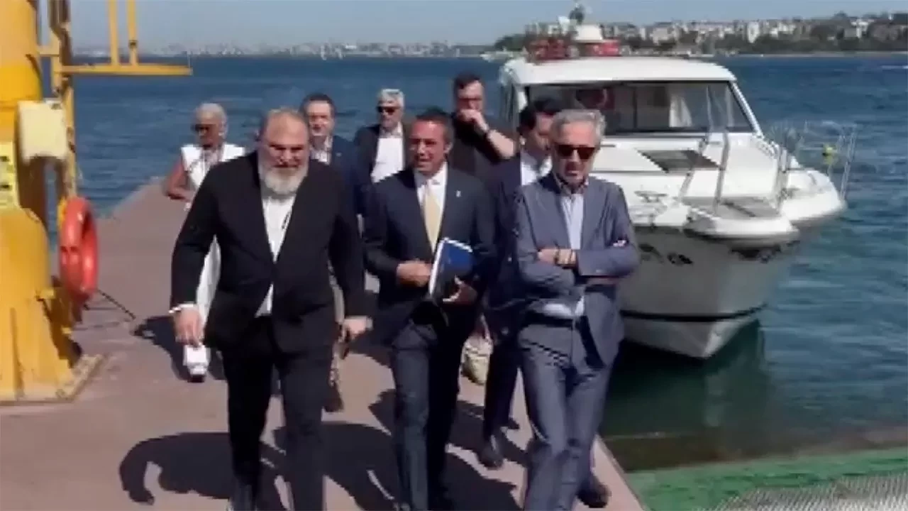 Fenerbahçe Başkanı Ali Koç, Yüksek Divan Kurulu toplantısına gelişte alkışlarla karşılandı