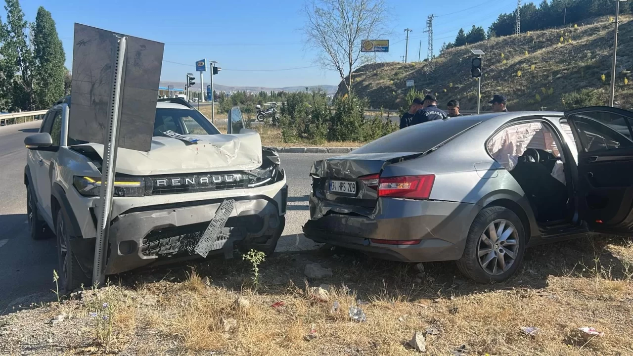 Sivas'ta iki otomobilin çarpıştığı kazada 5 kişi yaralandı