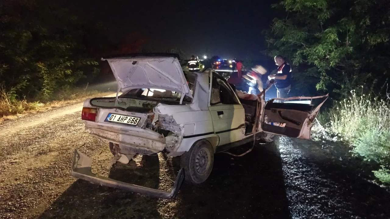 Ceyhan'da feci kaza: Otomobil ve kamyonet çarpıştı, 4 yaralı