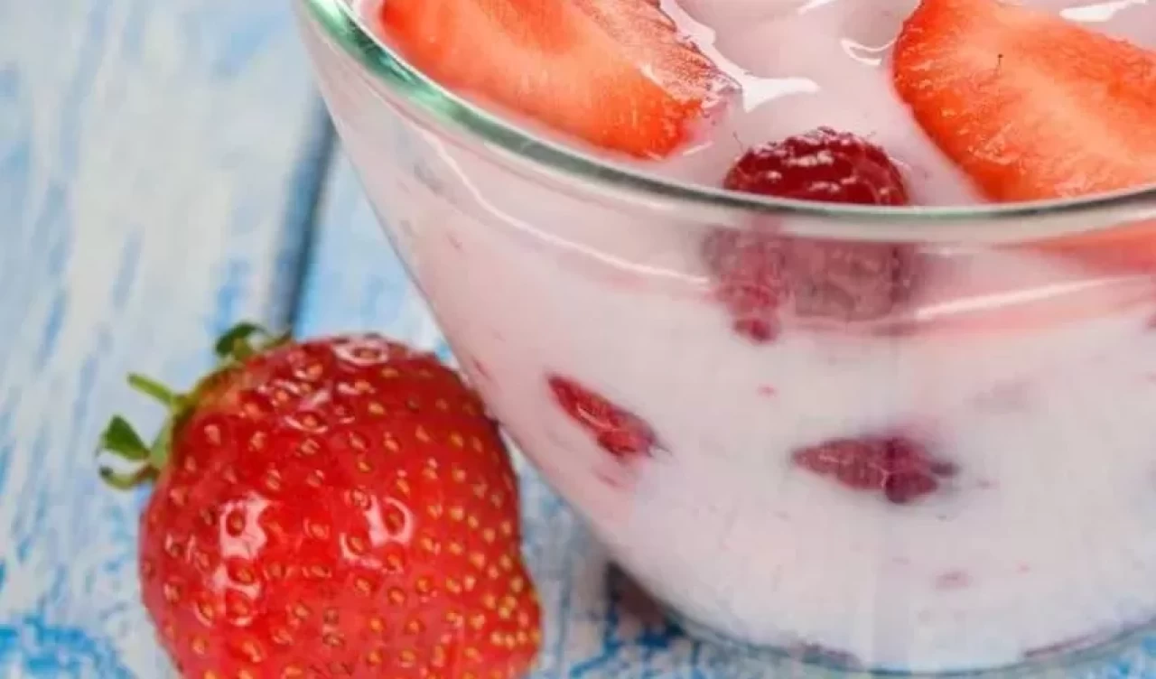 Çocuklar bu yoğurdu çok sevecek! Evde doğal meyveli yoğurt yapımı
