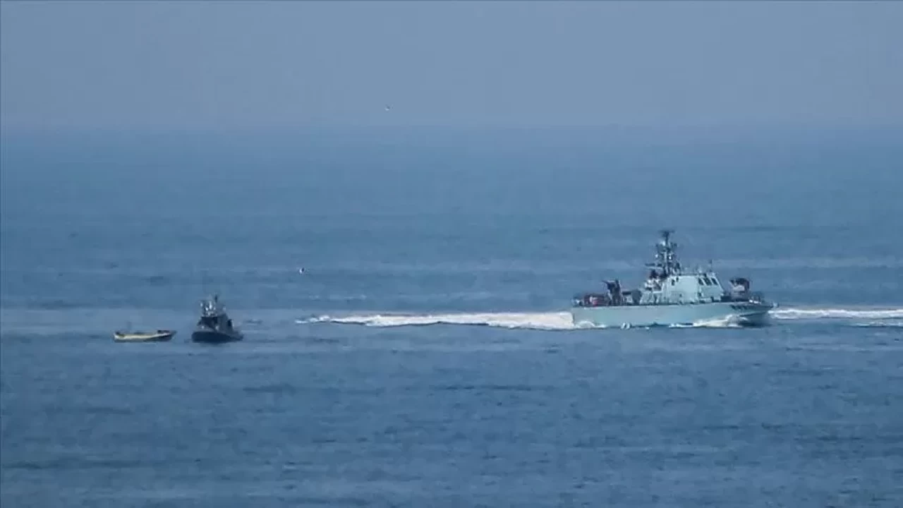 İsrail ordusu, Gazze'de yiyecek bulmak için denize açılan 5 balıkçıyı alıkoydu