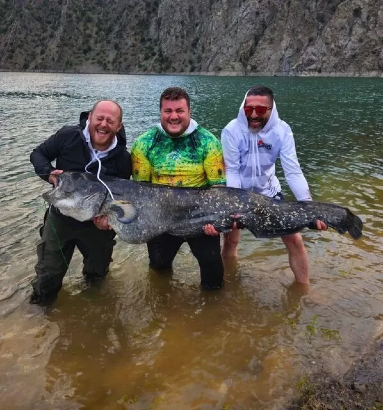 Artvin'de amatör balıkçılar 2 metre uzunluğunda balık yakaladı