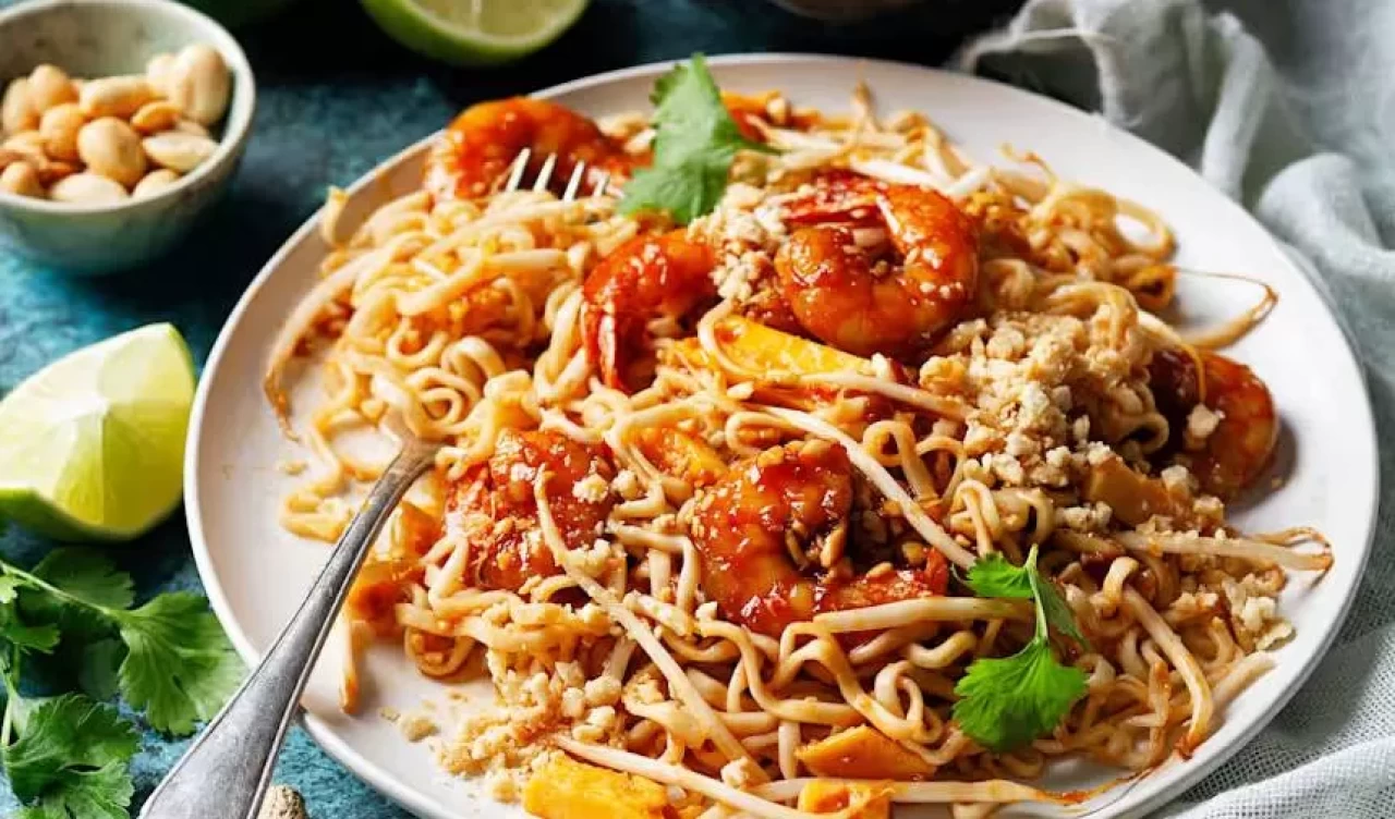 Evde kolay pad thai tarifi! Gerçek Tayland lezzeti