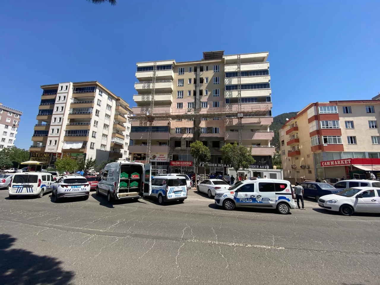 İskele kırıldı, işçiler yere çakıldı: 2 ölü, 1 yaralı