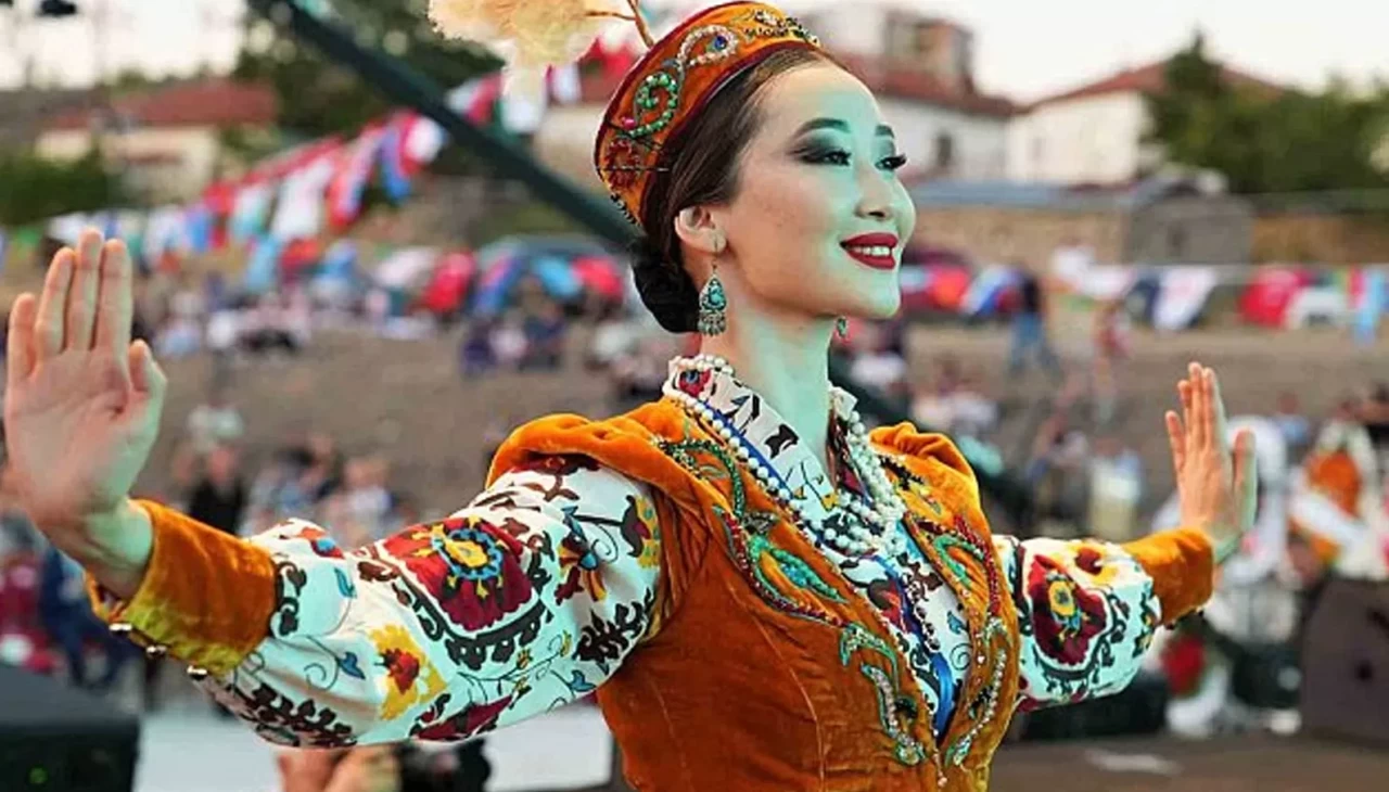 Bursa'da "Türk Dünyası Halk Oyunları Şöleni" düzenlendi