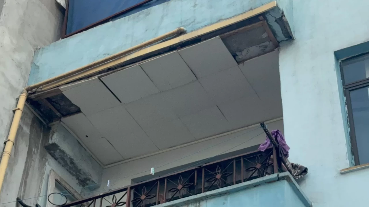 Küçükçekmece'de 2 katlı binanın çatısı kısmen çöktü