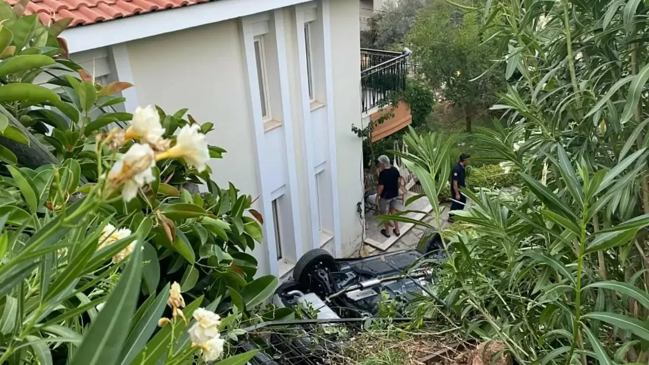 Marmaris'te otomobil istinat duvarından düştü: 1 ölü, 4 yaralı