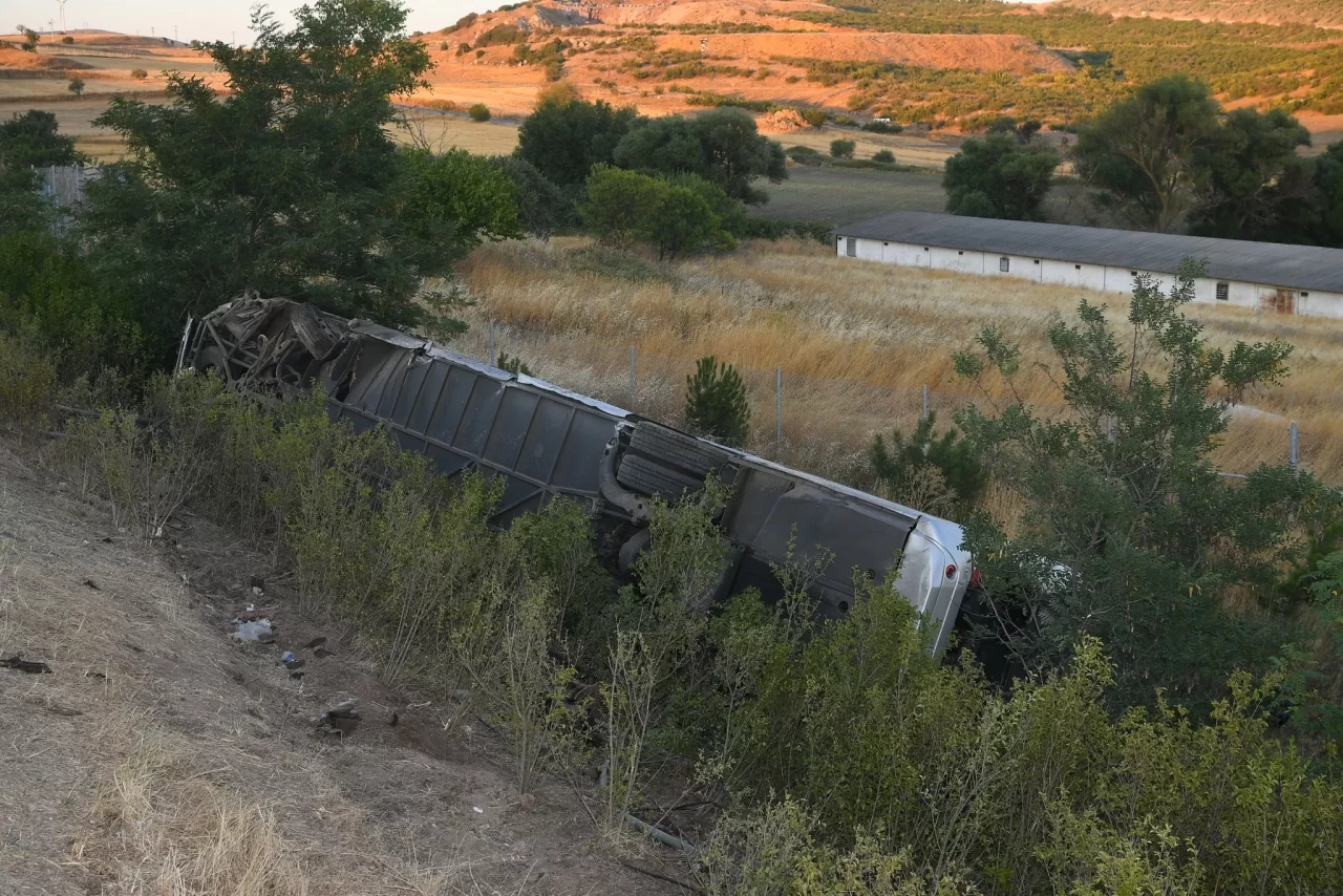 Balıkesir'de yolcu otobüsü şarampole devrildi, 27 kişi yaralandı
