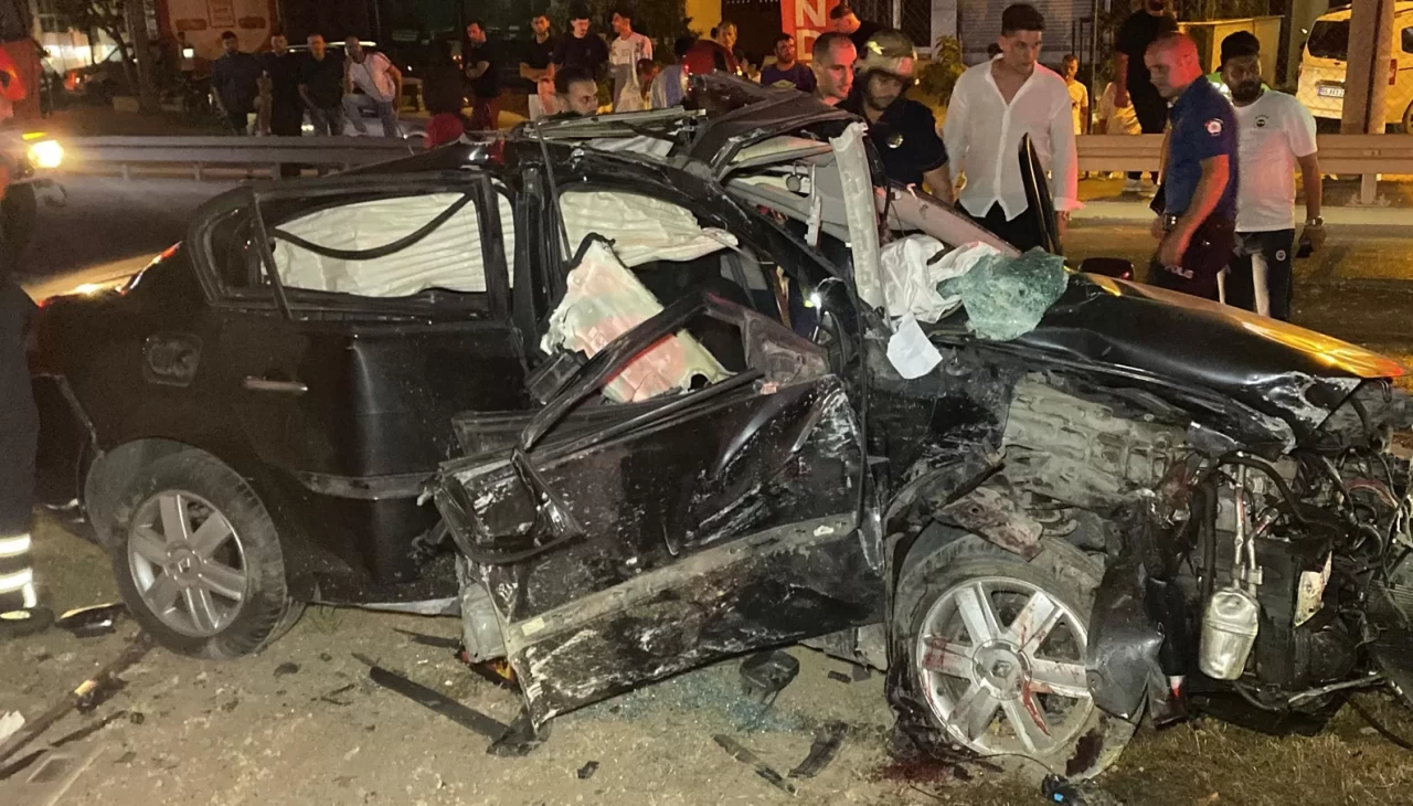 Köprü ayağına çarpan otomobil hurdaya döndü: 2 ağır yaralı