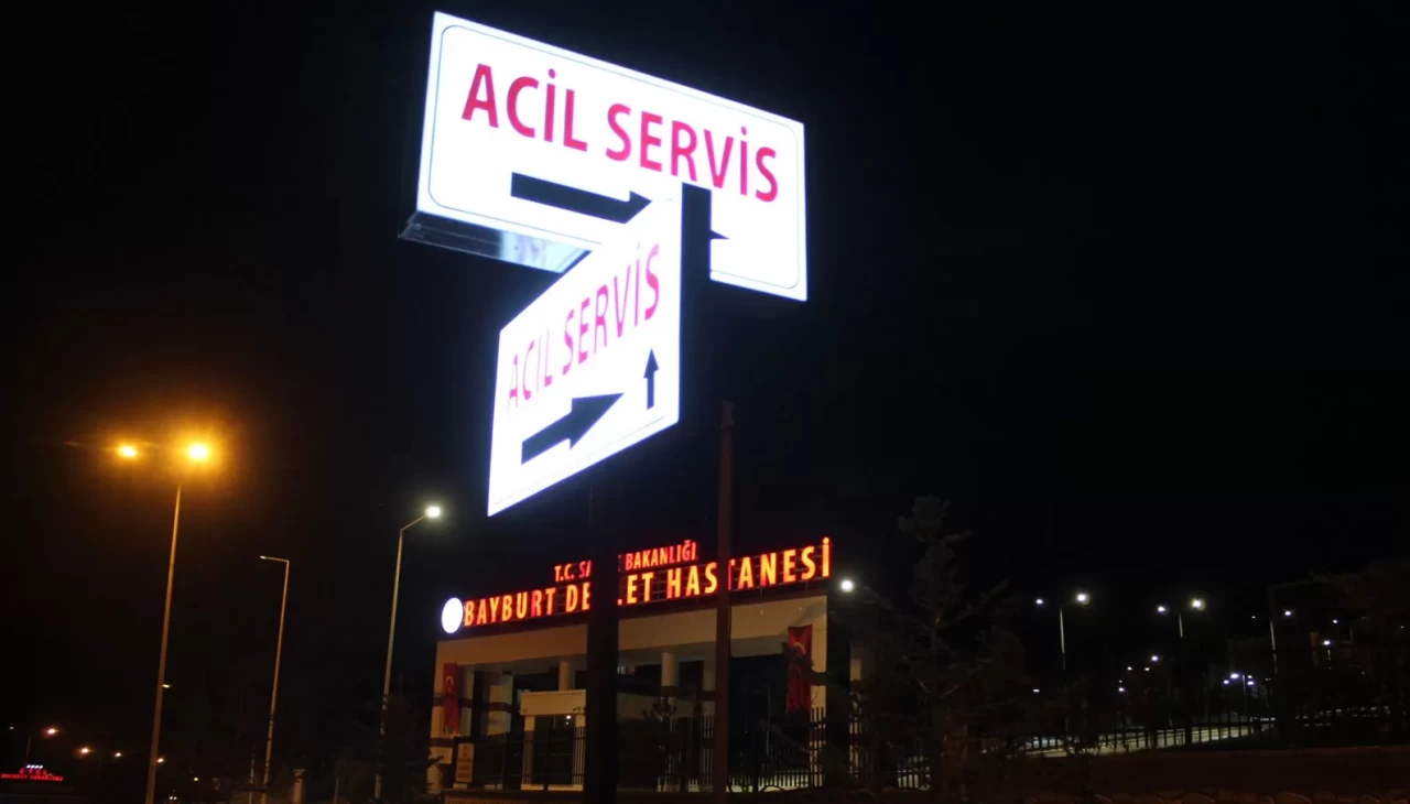 Bayburt’ta su kanalına düşen iki kardeşi vatandaşlar kurtardı