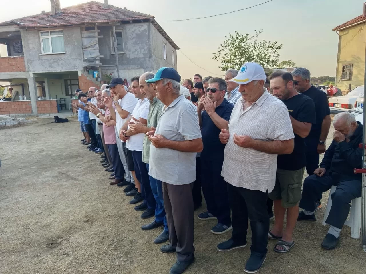 Biri kazada, diğeri hastanede vefat eden çift yan yana toprağa verildi