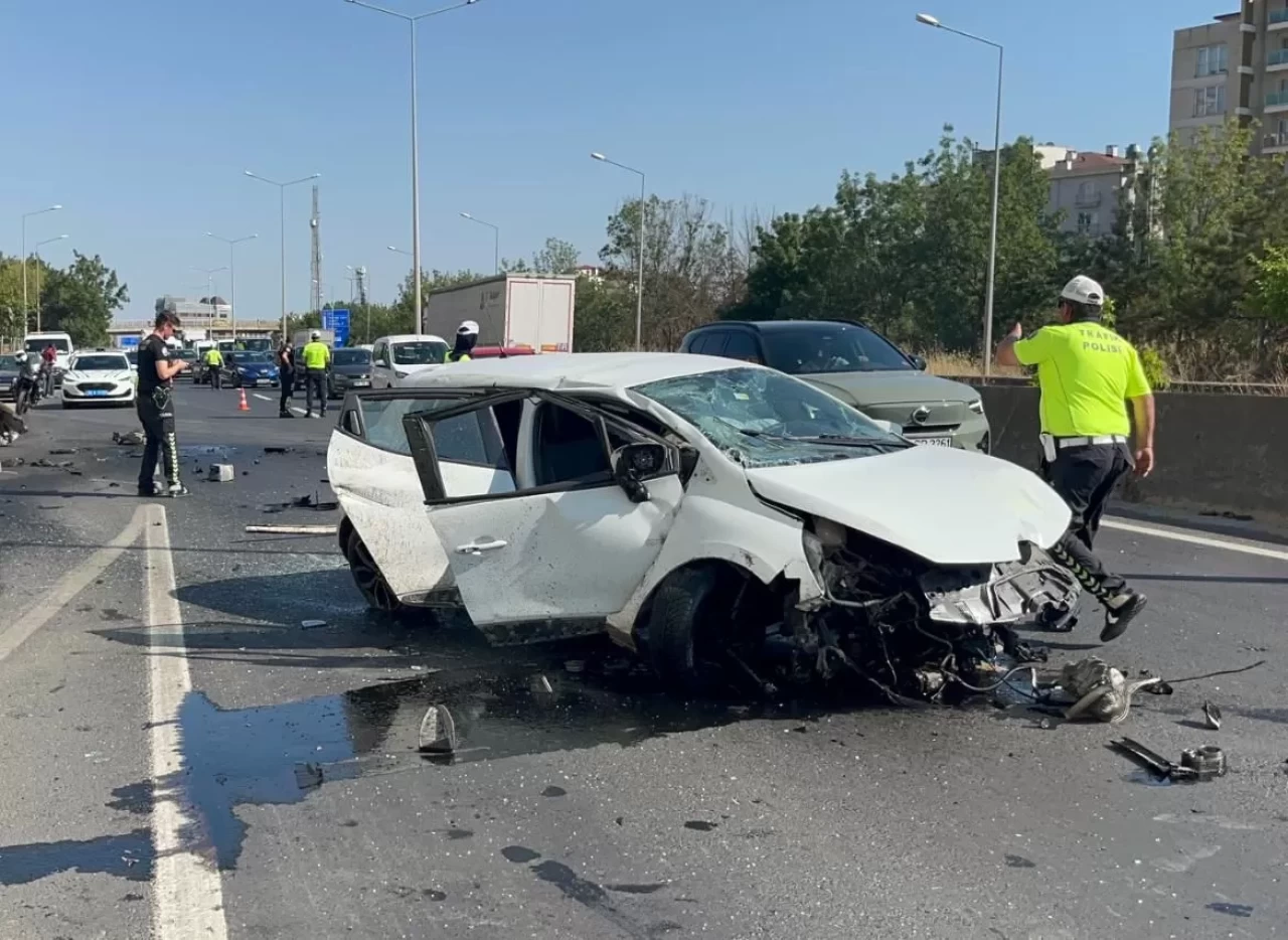 Tekirdağ'da bariyere çarpan otomobildeki 3 kişi yaralandı