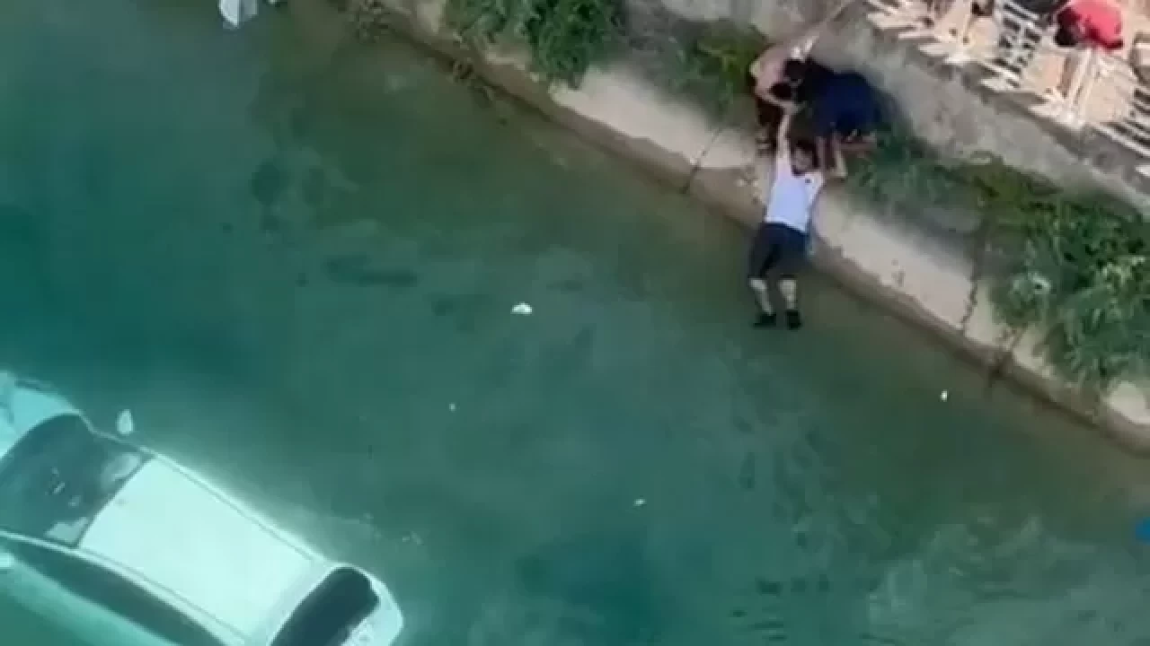 Adana’da sulama kanalına düşen sürücü vatandaşlar tarafından kurtarıldı