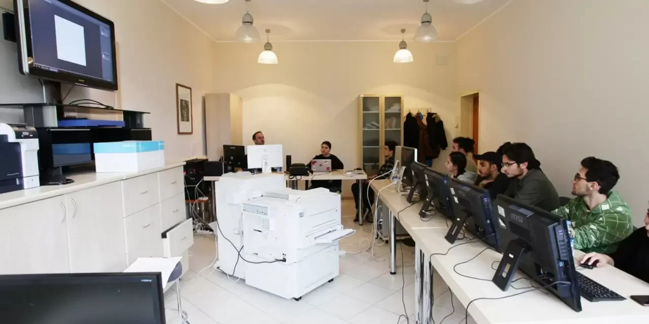 İletişim Bölümü Nedir, Mezunları Ne İş Yapar ve Nerelerde Çalışır?