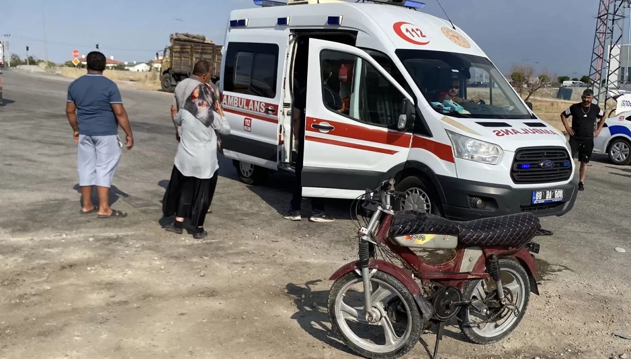 Otomobille çarpışan motosiklet sürücüsü yaralandı