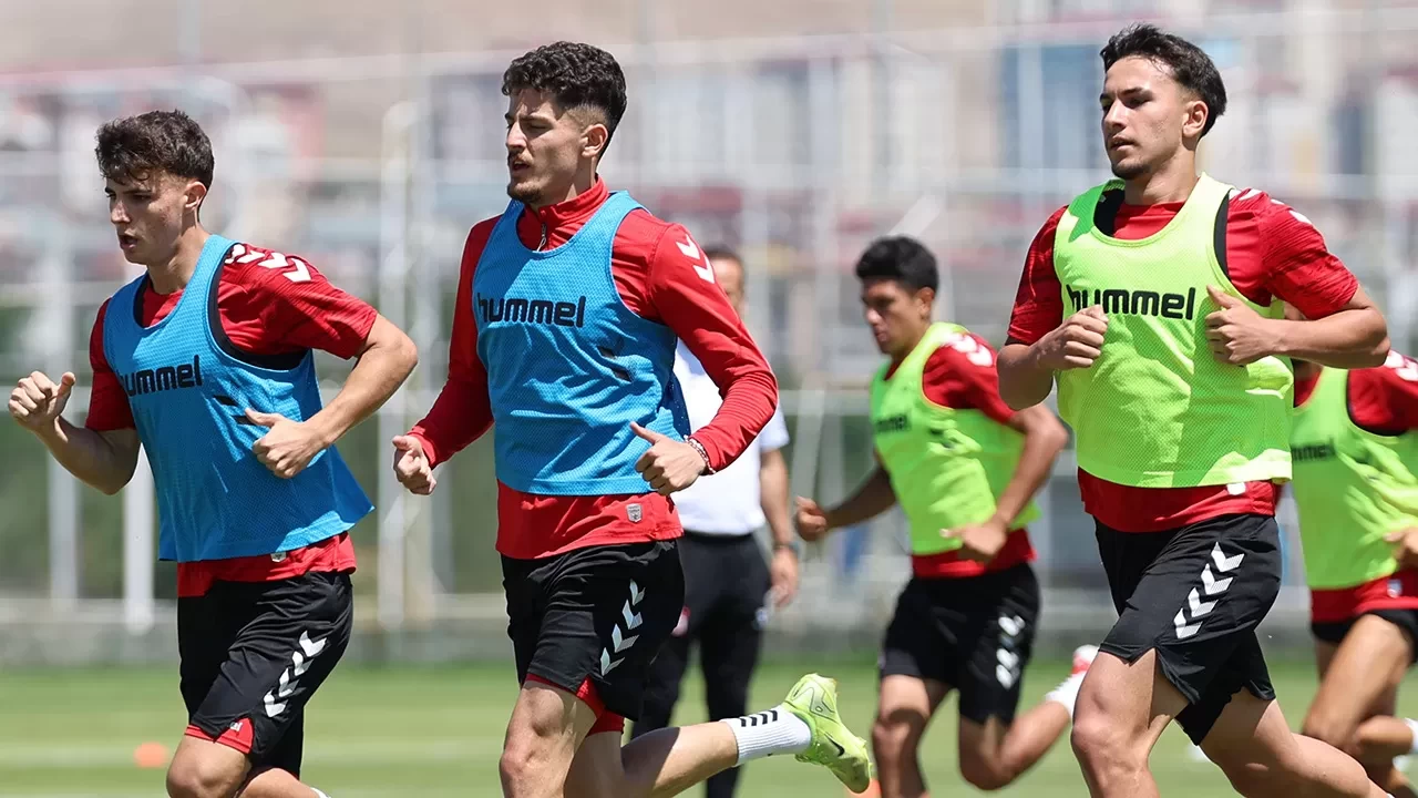 Sivasspor, yeni sezon hazırlıklarını çift antrenmanla sürdürüyor