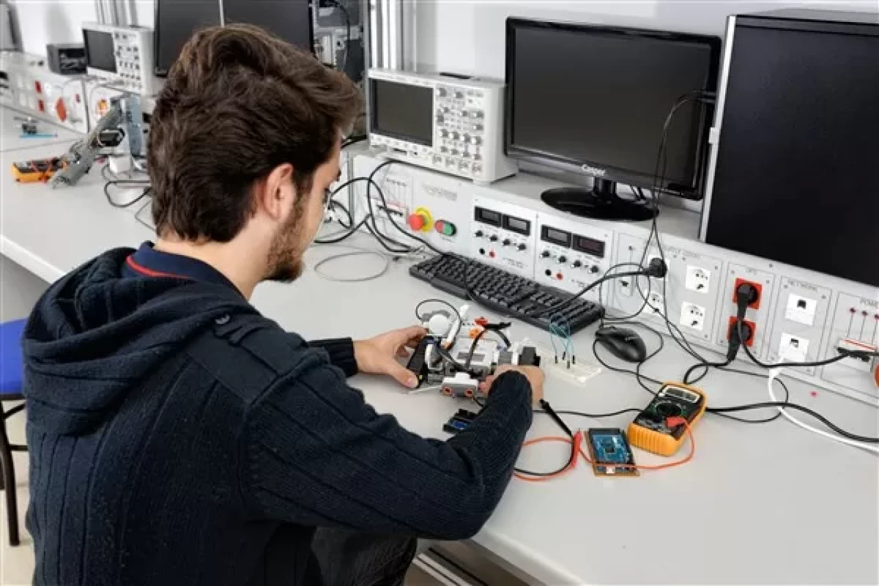 Elektronik Mühendisliği Bölümü Nedir? Mezunları Ne İş Yapar ve Nerelerde Çalışır?