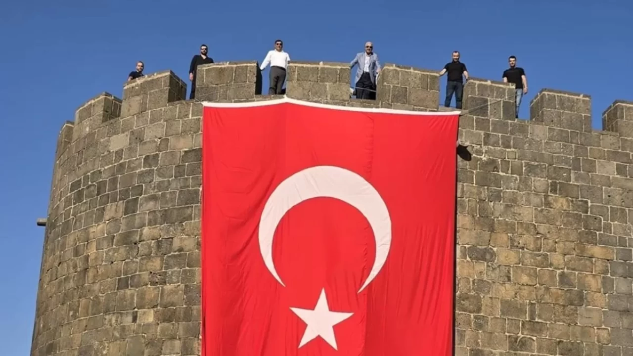 Tarihi Diyarbakır Surları Türk bayrağı ile donatıldı