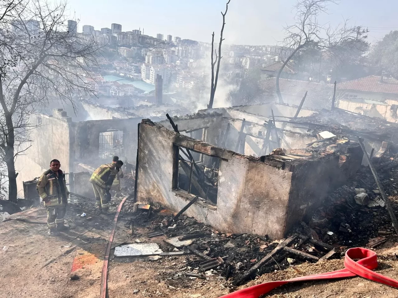 Ankara'da ağaçlık alanda çıkıp gecekondulara sıçrayan yangın söndürüldü