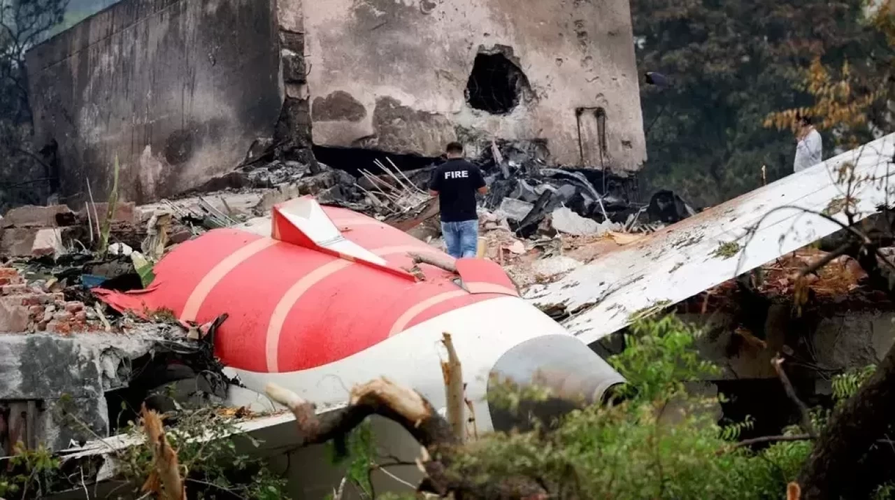 Hindistan'daki feci kazanın perde arkası: Pilotlar ölmeden saniyeler önce ne konuştu?
