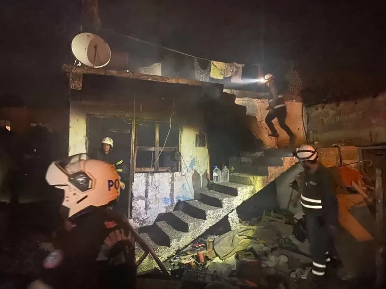 Ceyhan’da madde bağımlısı adam babasının evini ateşe verdi