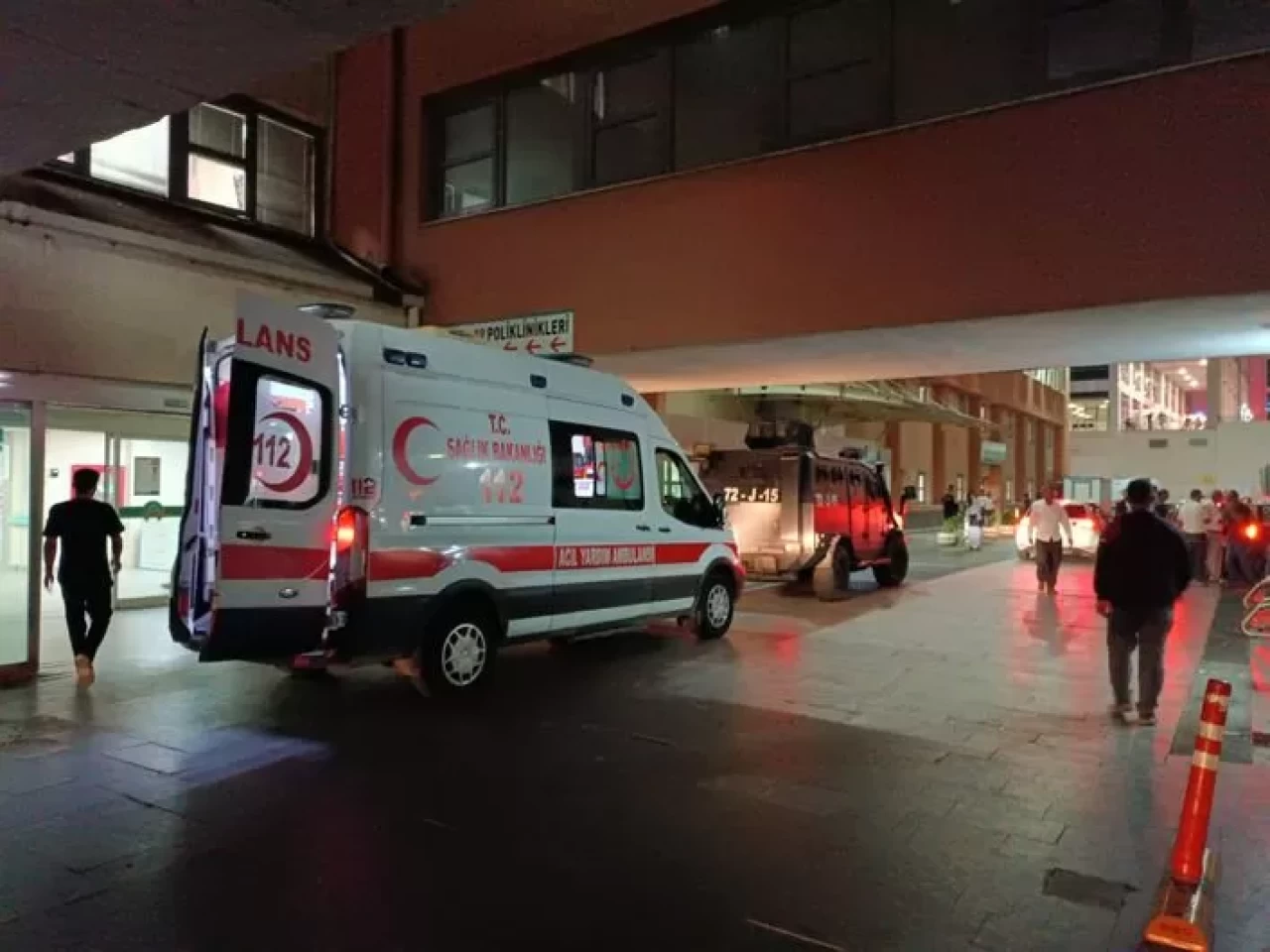 Batman’da korkunç olay: Annesini bıçakladı, ağabeyi vurdu