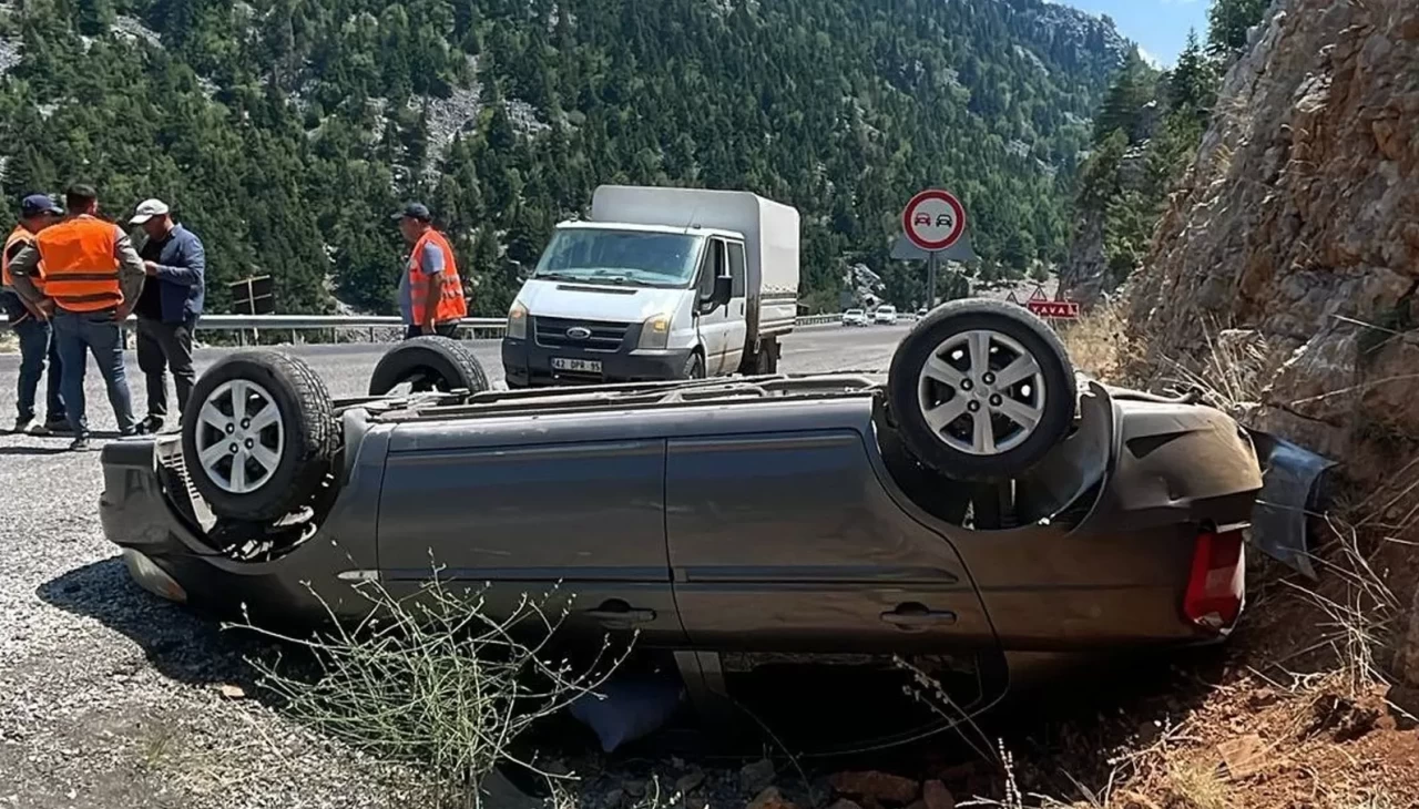 Akseki'de otomobil yoldan çıkıp takla attı: 2 yaralı