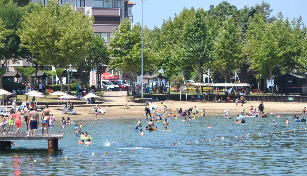 Sakarya ve Kocaeli'de sıcak havadan bunalanlar, gölgelik alanlarda ve plajlarda serinledi