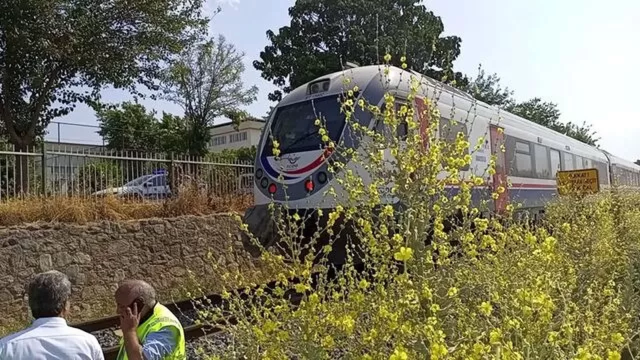 Nazilli’de raydan geçmeye çalışan yayaya tren çarptı: Hayatını kaybetti