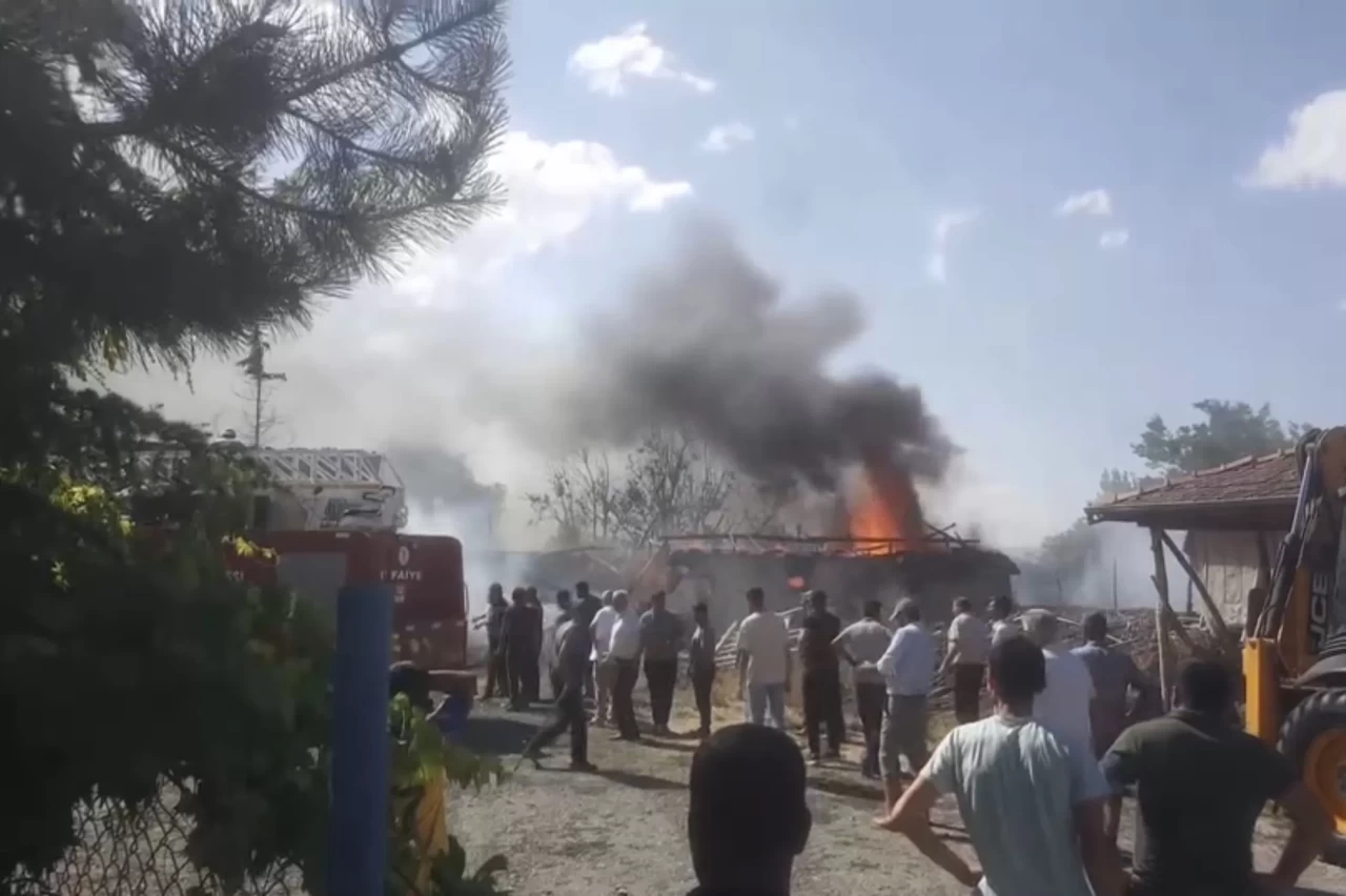 Tokat'ta çıkan yangında 1 ev ve 2 ahır küle döndü