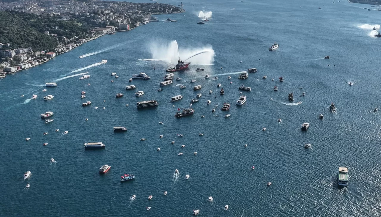 Boğaz'dan 15 Temmuz geçişi: 253 şehidin anısına 253 tekne ve bot boğazı selamladı