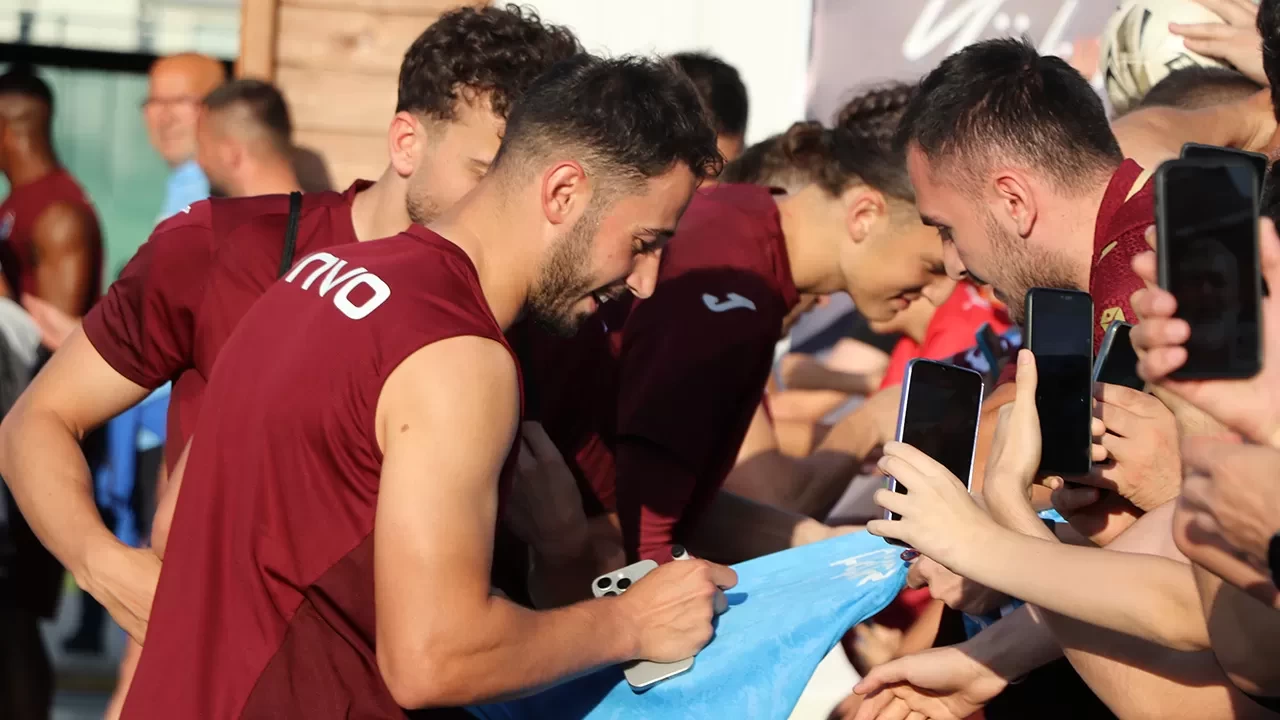 Trabzonspor taraftarı, Erzurum kampında futbolcularla buluştu