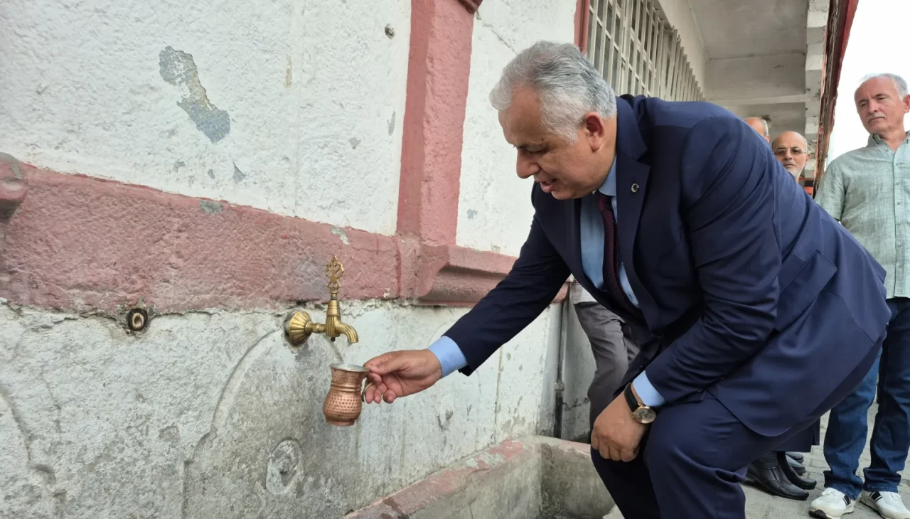 Köy meydanında çeşmeden ayran aktı