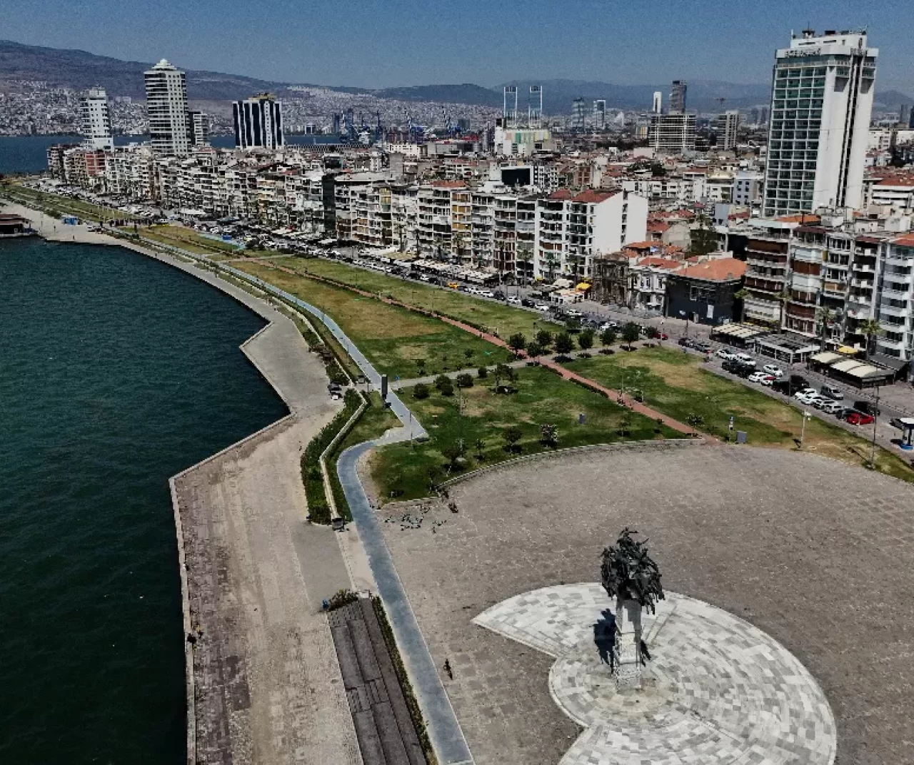 "Fön rüzgarları"yla birleşen sıcak hava İzmirlileri bunaltmaya devam ediyor