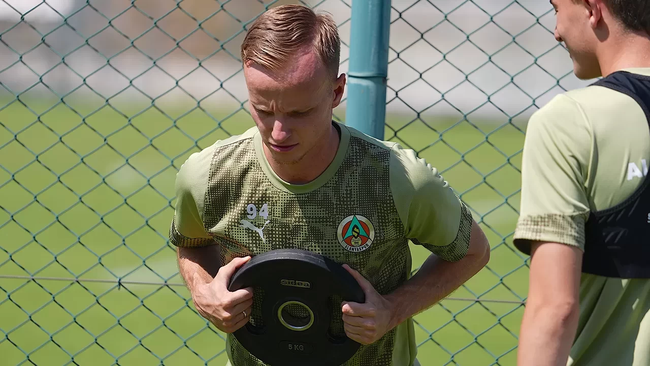 Florent Hadergjonaj: “Kariyerimin en iyi sezonlarından birini yaşadım, daha fazlasını hedefliyorum”