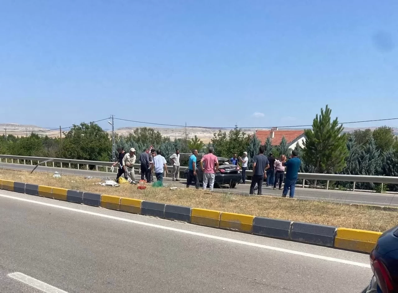 Ankara’da kontrolden çıkan otomobil refüje çarptı: 1 yaralı