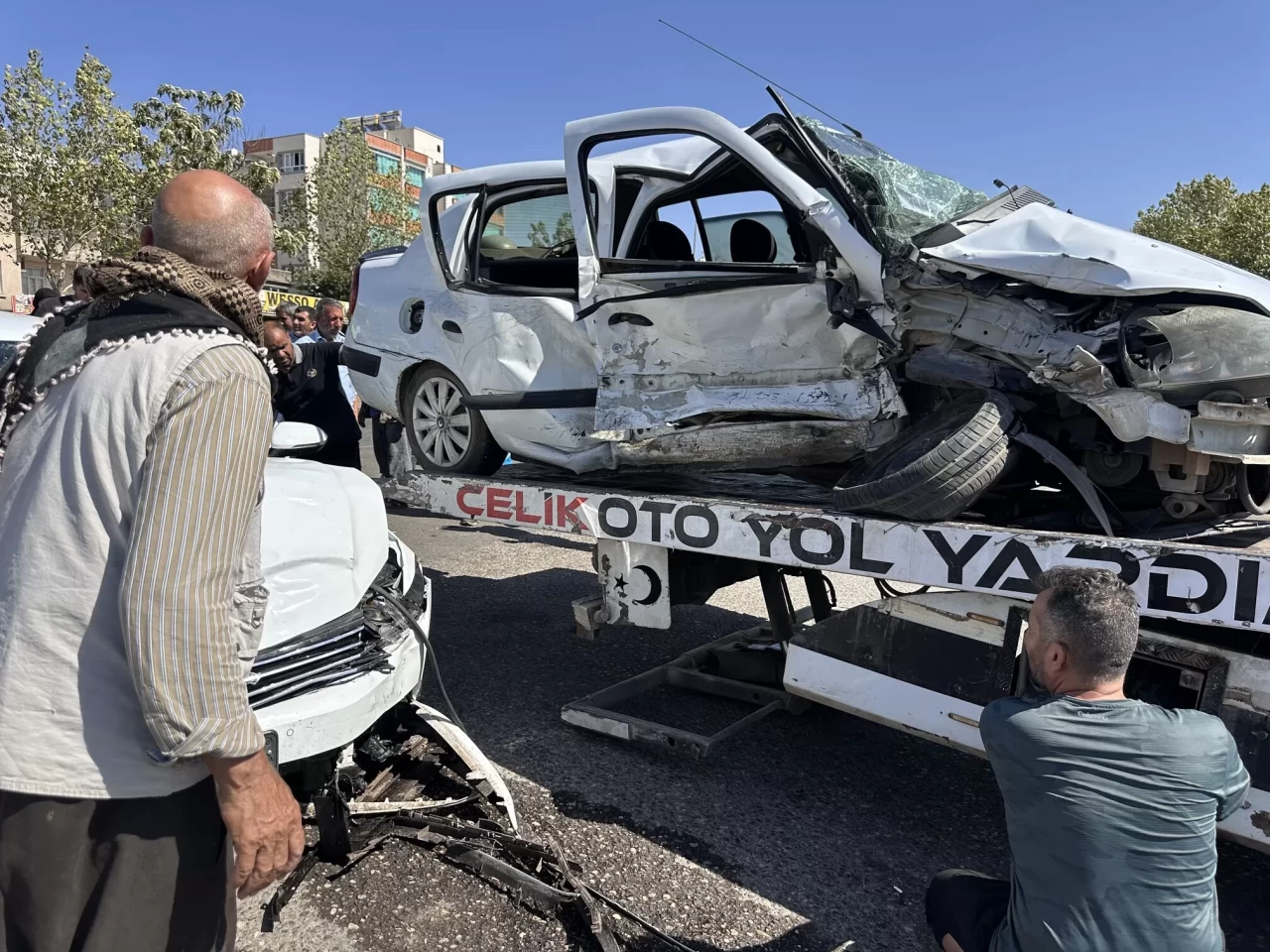 Siverek'te iki otomobil kafa kafaya çarpıştı: 1 ölü, 4 yaralı
