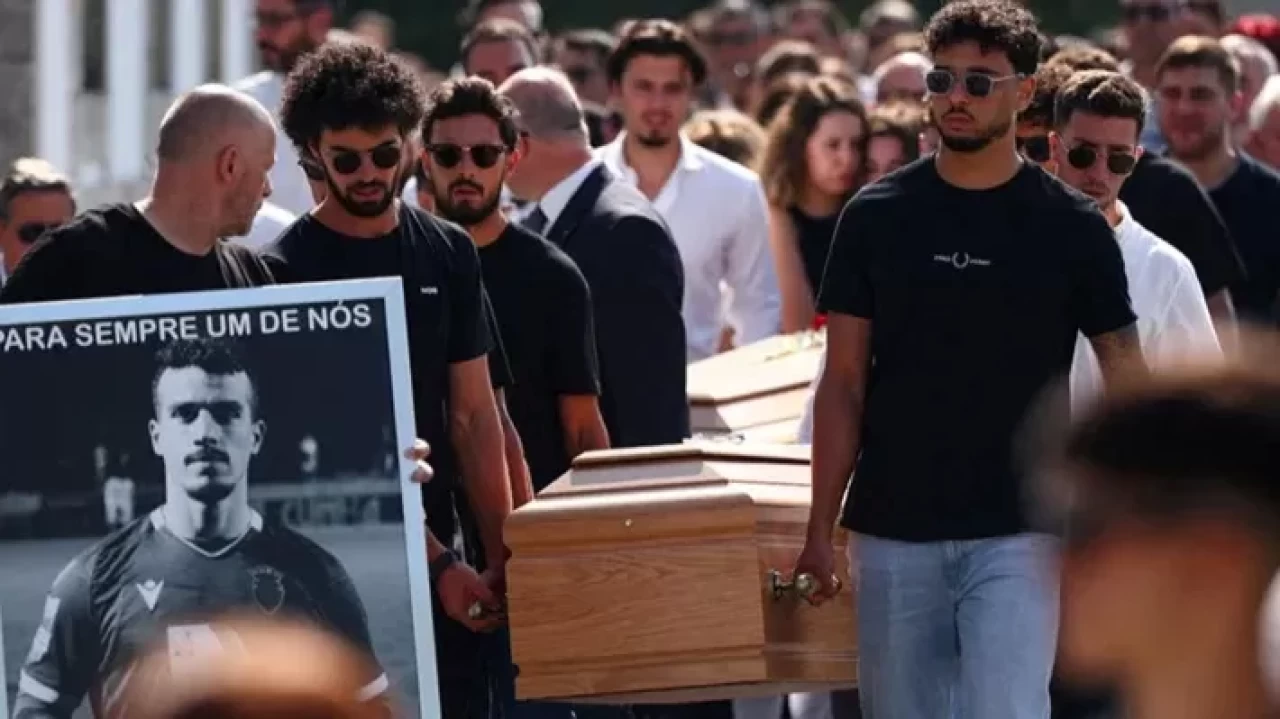 Liverpool futbolcusu Diogo Jota ve kardeşi Andre Silva için duygusal cenaze töreni