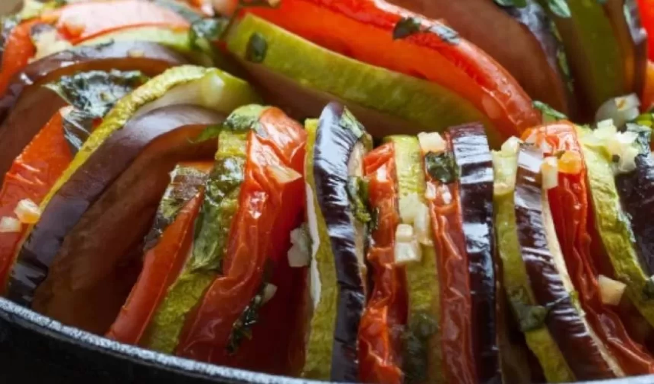 Ratatouille tarifi! Fransız mutfağının enfes sebze yemeği nasıl yapılır?