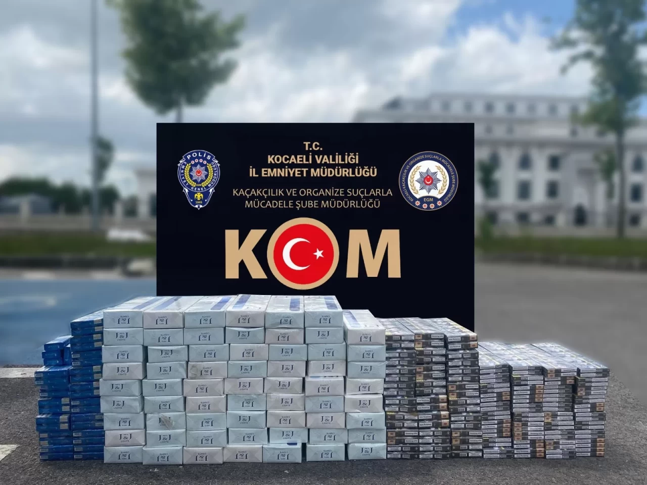 TEM Otoyolu'nda bir tırda 350 paket gümrük kaçağı sigara ele geçirildi