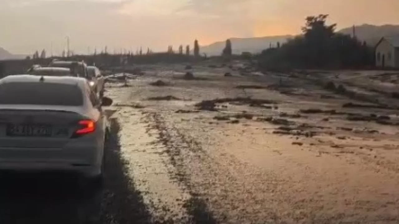 Kars'ta sel ve heyelan: 11 araç mahsur kaldı