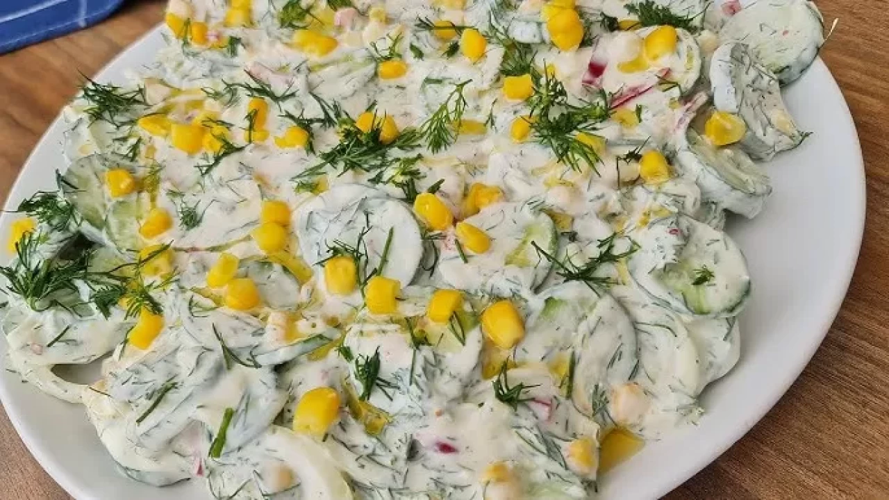Ödem attıran ve tok tutan yoğurtlu salatalık mezesi