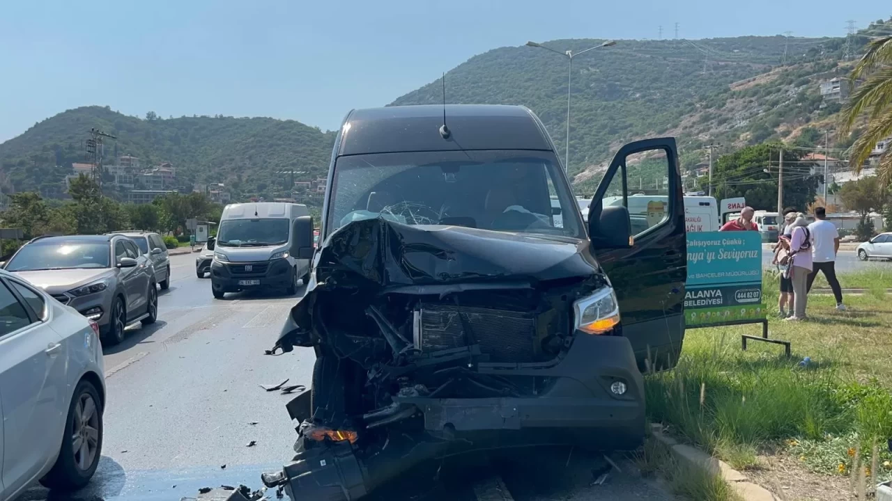 Tur minibüsü ile hafif ticari araç çarpıştı: 2 yaralı